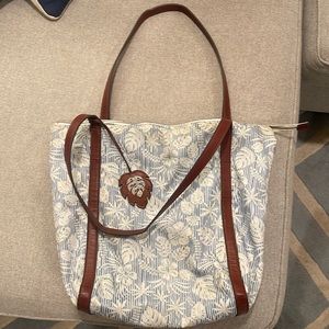 Tommy Bahama zippered beach bag